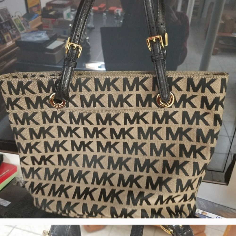 Michael Kors tote - like new and authentic